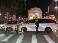 最强「运兵车」突开上斑马线 台中新光三越前碰撞等红灯同款车