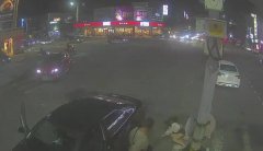 夸张！女友车祸骂男友技术差当街挨揍   警一查竟冒名顶替还毒驾