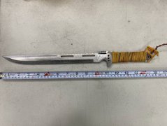 基隆庙口夜市旁惊见酒醉男拿利刃挥舞 警迅速喷辣椒水制服