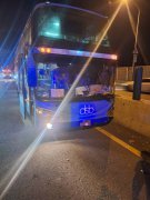 台64线游览车撞护栏波及自小客 司机受伤疑恍神酿祸