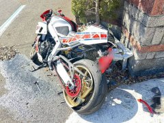 台3线119K连2起重机事故！先有骑士失控撞民宅 后有警车倒车撞骑士