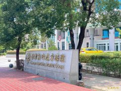 拿铁锤敲桌反制左邻噪音 反挨右邻控告吃上官司