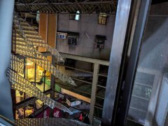 板桥府中商圈气爆 对向公寓外窗玻璃也炸裂 溅到女租客额头受惊吓