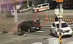 71岁退休老师一路撞 警局队长拦截防事故扩大