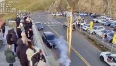 保时捷车主武岭放烟火镜头君全录 当场被逮到开罚