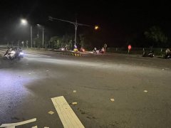 男子深夜带兄遗照站路边撒冥纸称提醒减缓车速 开罚3000元