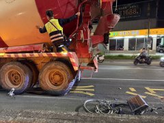 悚！妇人双脚被水泥预拌车辗过 血肉模糊