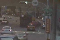 军用卡车载满阿兵哥外切碰撞 轿车又撞路旁停车