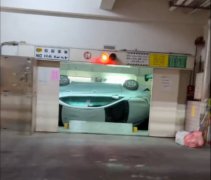 高雄停车塔「翻车」卡梯口 路人看见惊呆