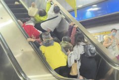 亚东医院捷运站老妇搭手扶梯摔倒 乘客撞成一团另一老妇腿伤