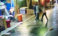 饮酒借钱不成引爆口角 2男上演格斗擂台互殴挂彩