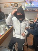 是大胆，还是笨？男连2天穿白色外套偷手机 第3天同穿著外出就被逮