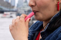 8年级生校内吸丧尸烟弹 全身狂抖、僵尸走路！同学吓哭：教室都毒味