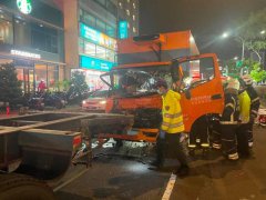 桃园杨梅物流车追撞曳引车 驾驶受伤