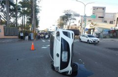 台中后里汽机车连环撞 轿车侧翻呈「立筊」