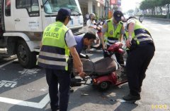 撞死违规骑电辅车老翁 小货车司机判刑8个月