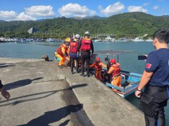 宜兰外澳冲浪客体力不支漂离岸 海巡、渔船接驳救援