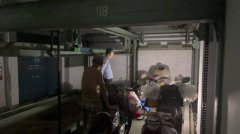 高雄阿公「寄生机械车位」！警依侵入住宅现行犯逮捕 清空家当了