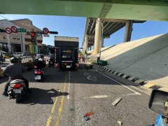 又是疲劳驾驶！他精神不济未注意前方  二重疏洪道连撞货车和机车酿4伤