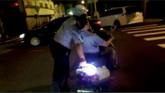 警用机车当轮椅 暖警呵护老翁回家