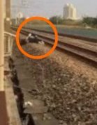 情侣平交道争吵女方疑欲卧轨轻生 男友急抱惊险避过火车撞击