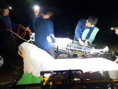 挑战东卯山抄捷径  69岁女山友惨摔骨折