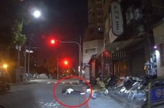 醉到没方向感！男车道躺平险「晚7天回家」 警一把拉回人间