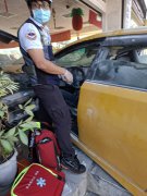 不爽被取消靠行  高雄运将开车冲撞车行引火烧伤送医