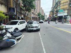 疑方向盘异常失控往右偏 轿车连撞4车驾驶受伤