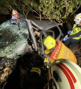 台中休旅车西屯路自撞路树 2年轻人一度受困满脸血送医