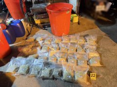 高雄警直捣偏僻工寮毒窟 3嫌2天制出上亿元「喵喵」