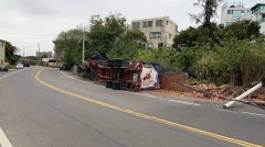 酒驾开曳引车撞墙翻覆 毒气泄漏司机要赔212万