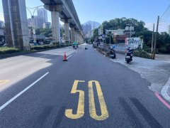 无照男骑士突右转 后方女骑士碰撞头部重创殒命