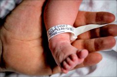 10月大女婴死后血发验出多种毒品  因长期陪母酒店上班吸毒烟