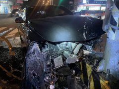 逼车酿祸？BMW与休旅车「黏巴达」冲上分隔岛2伤 警追肇因