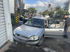 嚣张！光天化日车停路旁吸毒 见警逃逸撞民宅