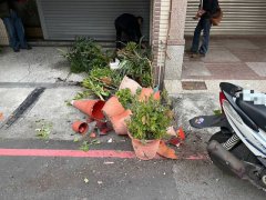 高雄盐埕区清晨机车货车擦撞  骑士受伤送医