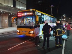 疑视线死角! 七旬女单车骑士北车前过马路   惨遭公车卷入车底不治