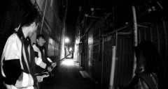 女大生赶公车鞋子误入排水孔掉了……杨梅警靠2物巧手救鞋