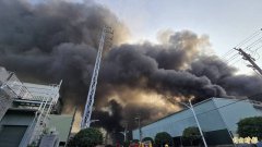 高雄大发工业区中午锅炉爆炸火势猛烈  陈其迈下午勘查