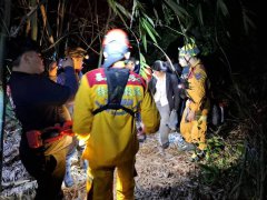 基隆八旬妇人一早入山采竹笋入夜未归 警消搜救1小时找到她