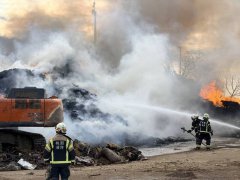 桃园八德垃圾掩埋场大火扑灭  浓烟密布连国道车辆都看得到