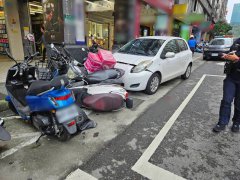 汐止69岁妇开车上班「打保龄球」 撞倒车格17台机车