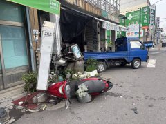 面摊没有得来速！屏东林边小货车冲入路边面摊 一旁重机也遭殃