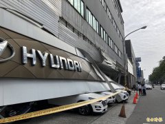 高雄进口车商门市巨型招牌突掉落   砸中停放整排9部汽机车