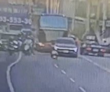 竹北6岁男童滑步车当「路队长」 自小客游览车排队陪他龟速前进