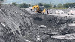 期待落空！马太鞍溪洪灾挖到骨头证实非人骨 失联者女儿哭了：爸妈快回家