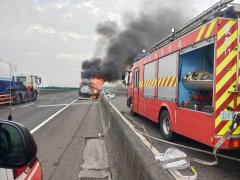 西滨嘉义东石段小货车突起火 消防紧急到场扑灭