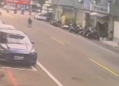 玩大冒险输了？ 彰化男子青蛙跳过马路 还「倒退噜」行走