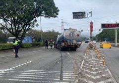 超惊险！中油司机忘拉手煞车 油罐车冲车道撞墙车头毁